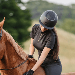 strixx mat/gloss - Découvrez le tout nouveau casque Strixx de la marque Back On Track ! Enfin votre tête est sécurisé avec style grâce à Back on track et au système de sécurité MIPS. pour tous les cavaliers, casque au meilleure prix pour la meilleure des protections