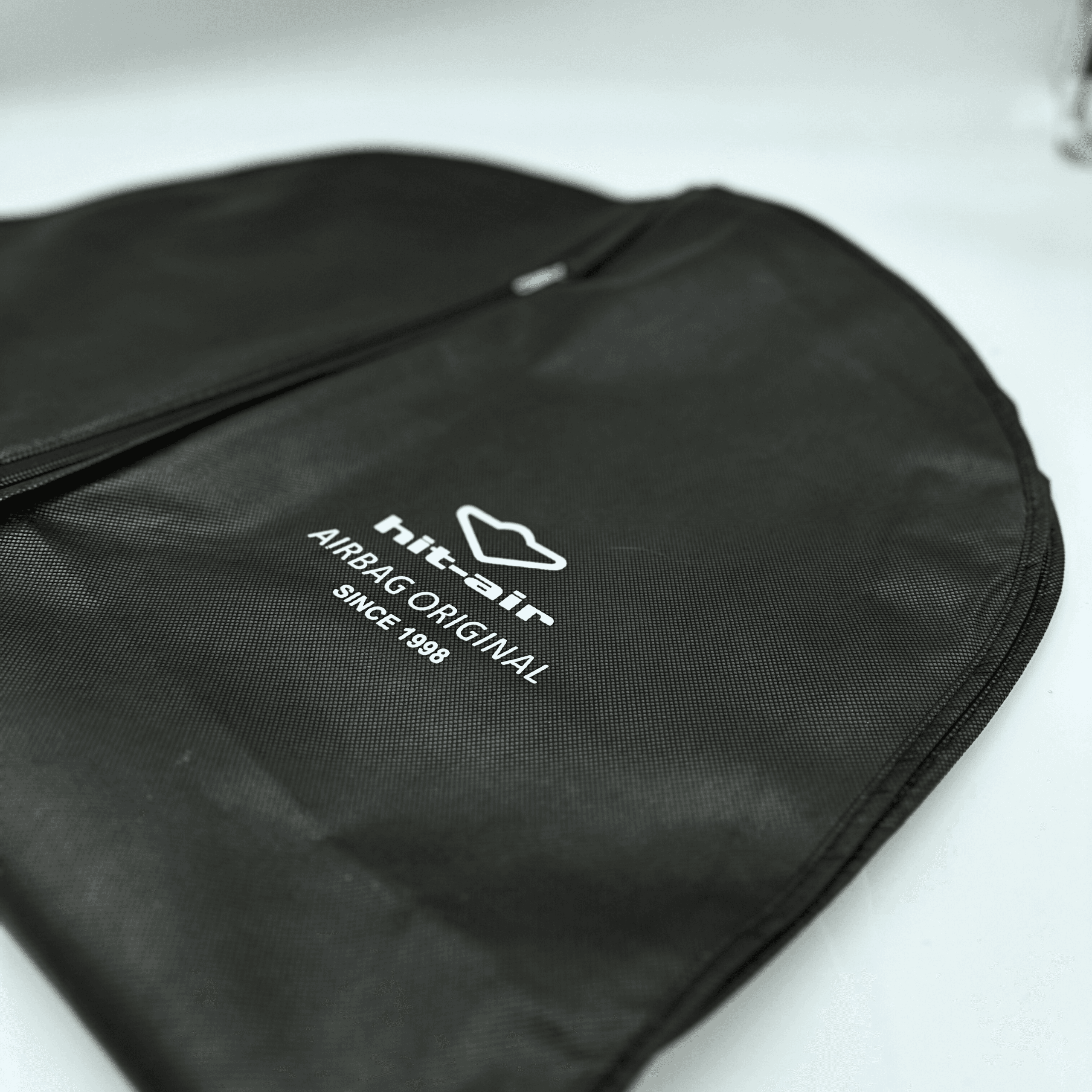 Pratique, découvre la housse pour airbag hit-air chez ASKARA, conservez ainsi votre gilet airbag loin de sa saleté et emmenez-le partout ! Disponible dès maintenant sur askara.fr, la boutique spécialisée dans la protection du cavalier !