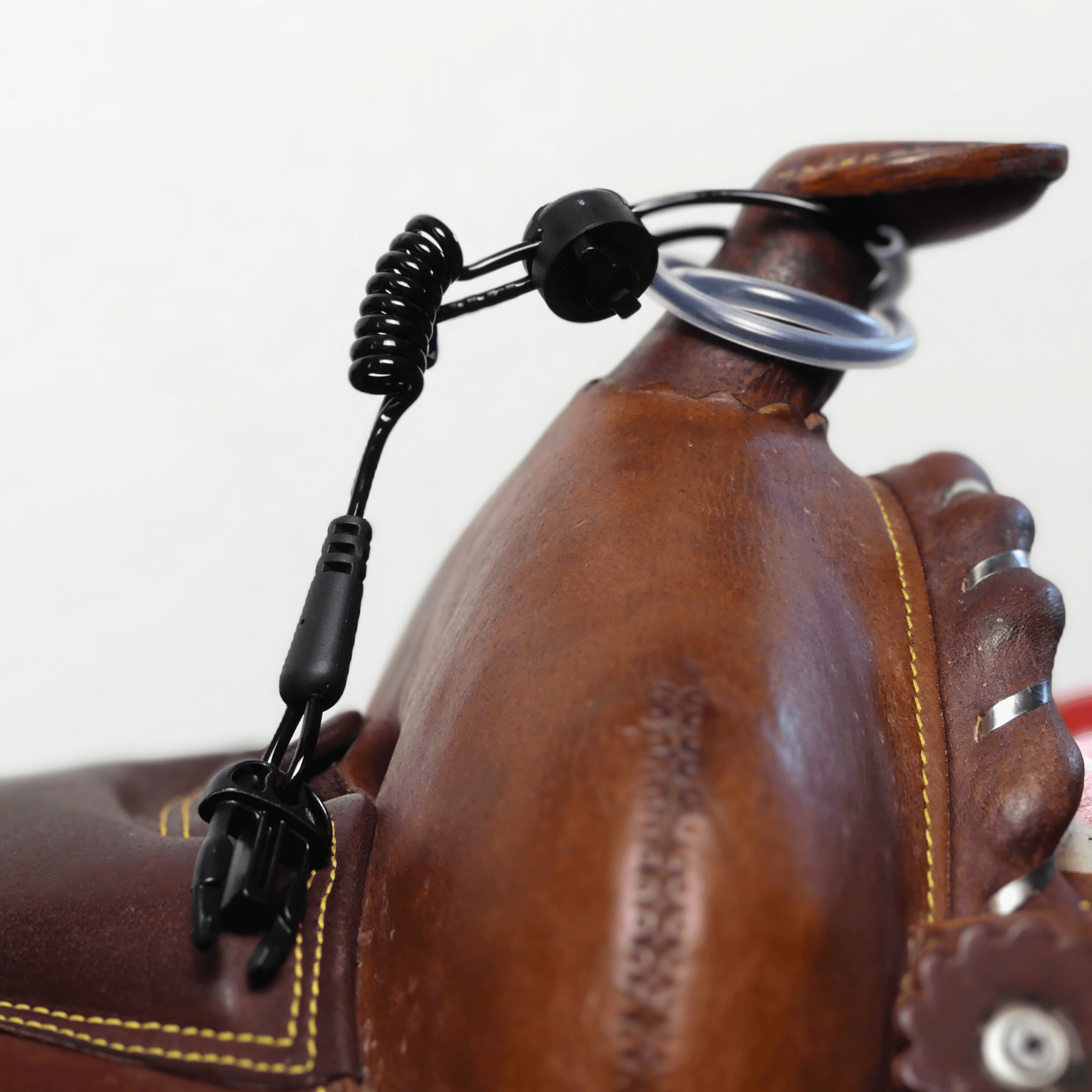 Découvrez ce cordon pour airbag Hit Air spécialement conçu pour l'utilisation sur une selle western ou à corne. Disponible chez ASKARA, le spécialiste de la sécurité du cavalier !