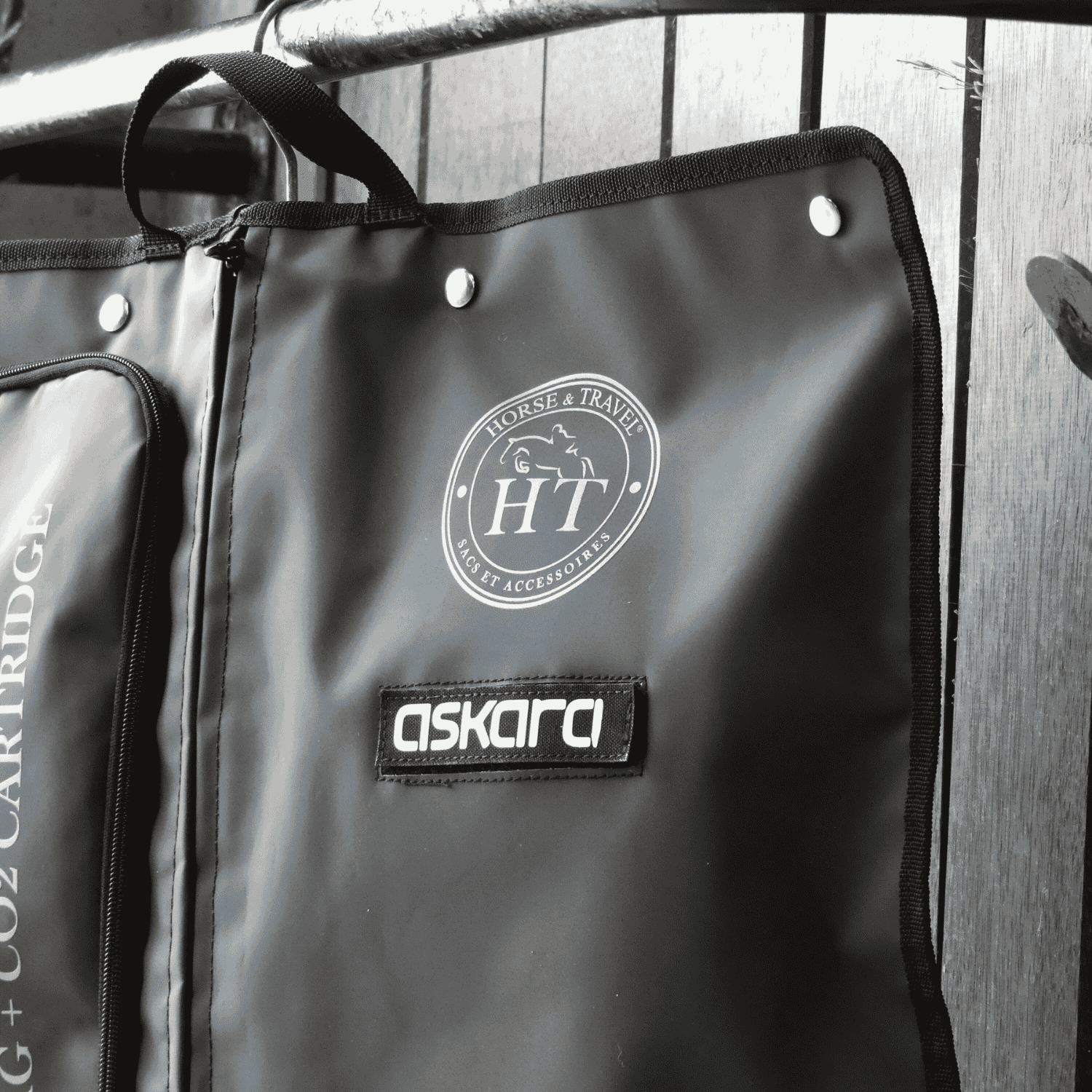 Nomade est une housse pour gilet airbag de la marque Askar,a fabriquée par Horse and Travel. Nomade est étanche et respirante, elle se replie facilement pour être transportée partout grâce à ses poignées. Idéal pour parti en concours ou voyager en emportant partout son gilet airbag avec soi
