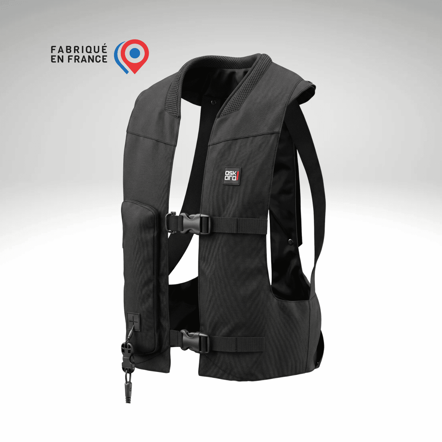 Découvrez le nouvel airbag Askara Mistral. Un gilet de protection équitation 100% Made in France, certifié NF S72-800-2022. Confort, sécurité et ajustement optimal pour tous les cavaliers. Livraison offerte dès 69,00€ !
