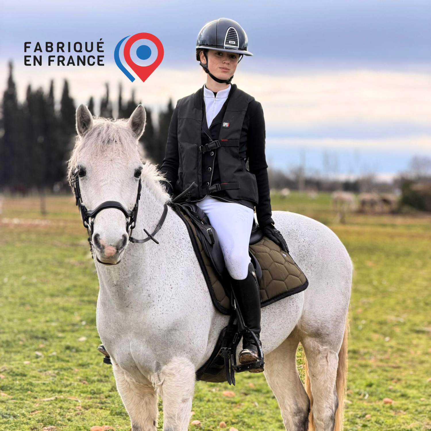 Découvrez notre gilet airbag Askara modèle Mistral, idéal pour toutes les disciplines équestres : léger, réglable et très protecteur