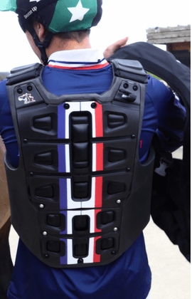 Découvrez nos gilets de protection pour l'équitation, certifié et conformes aux normes en vigueur Askara